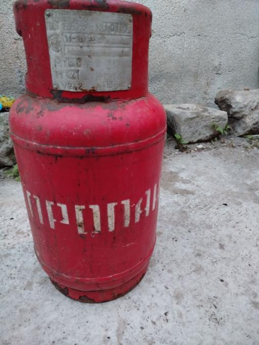Продавам 2 газови бутилки -27 л.