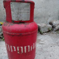 Продавам 2 газови бутилки -27 л.