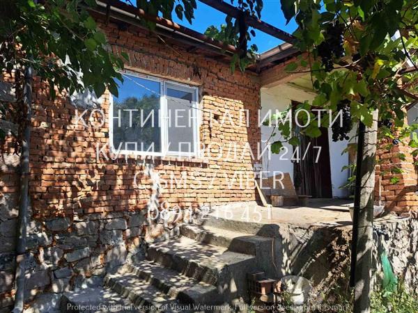 кодл 63096. Стара едноетажна къща 80м2 с голям двор 1400м2. Къщата е р