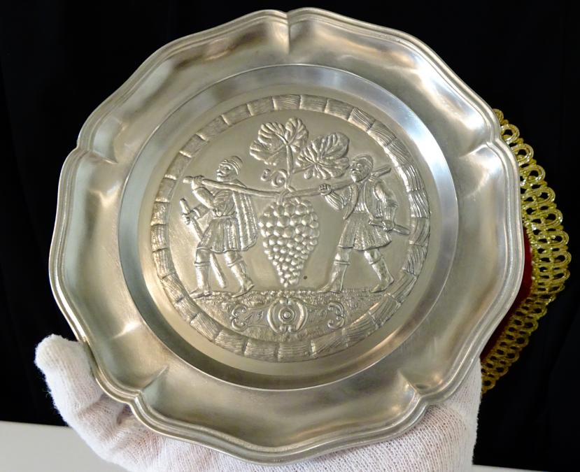 Калаена чиния, пано Гроздобер през 1979 година