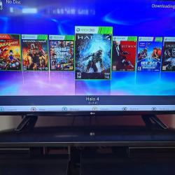 Продавам Xbox360 с хак и много игри