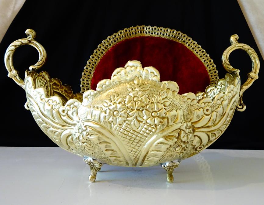 Бронзова жардениера, гондола, фруктиера шедьовър.
