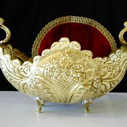 Бронзова жардениера, гондола, фруктиера шедьовър.