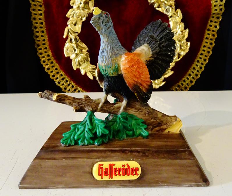 Порцеланова фигура Глухар, поставка за пура, лого на бира Hasser der