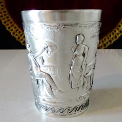 Калаена чаша за вино с романтична сцена от любовна песен.