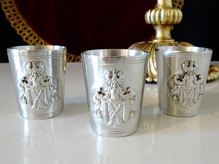 Калаена чаша за ракия, рицар, пушки, орел.