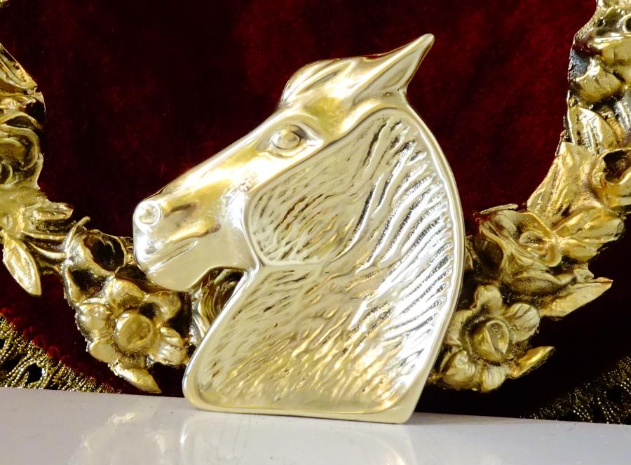 Бронзов пепелник глава на Кон.