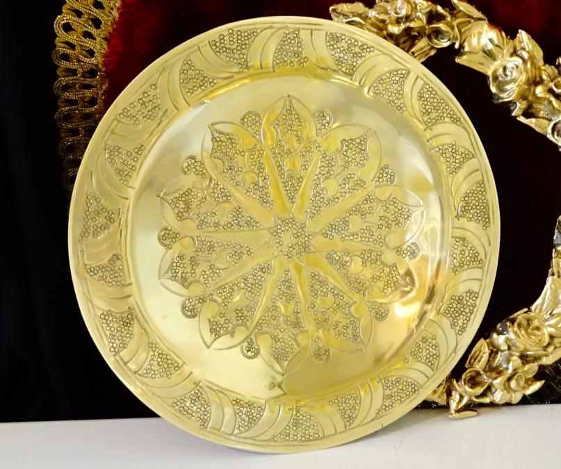 Бронзова чиния, плато 320 гр., позлата, орнаменти.