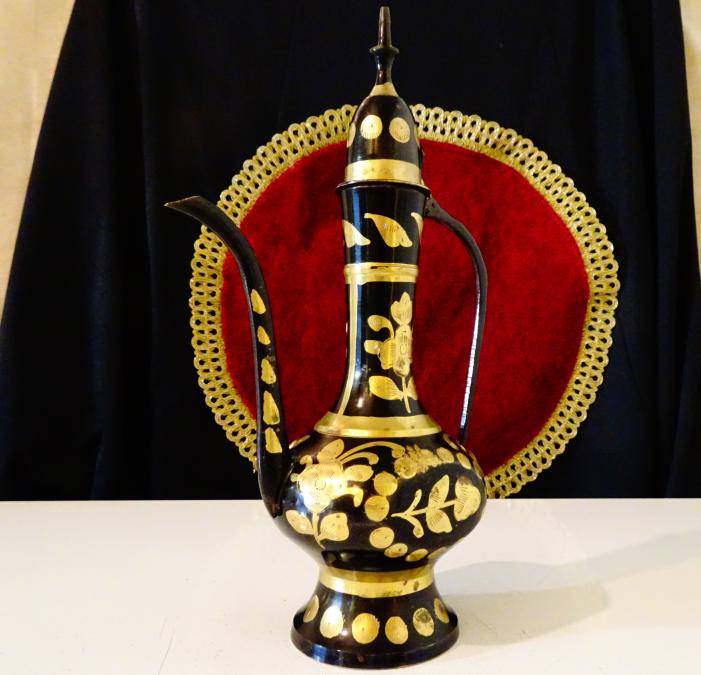 Бронзова ваза, свещник, позлата.