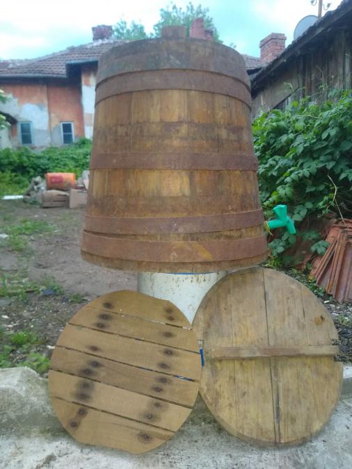 Продавам каче за кисело зеле с вместимост 80 л.