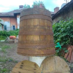 Продавам каче за кисело зеле с вместимост 80 л.