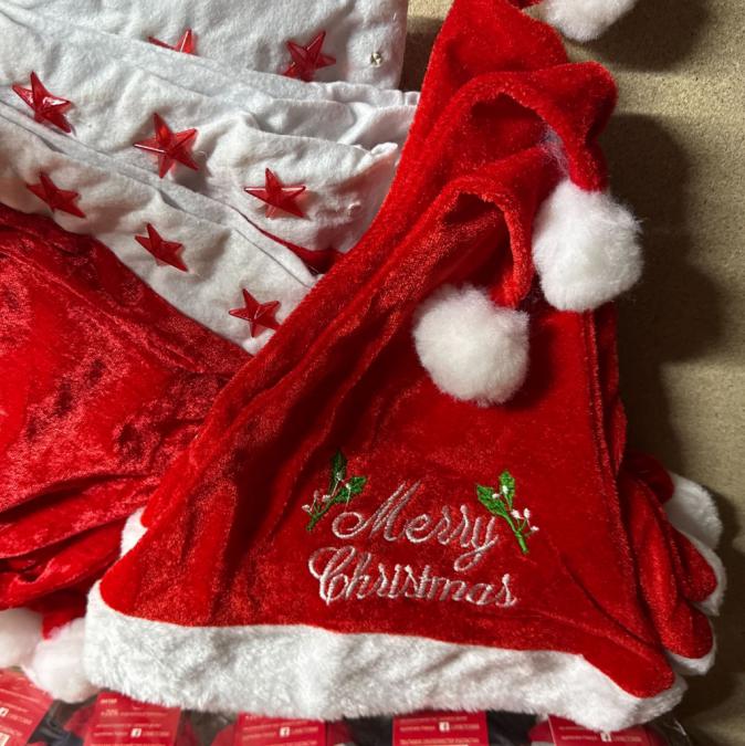 Празнични Коледни шапки с уникален дизайн и светещи акценти