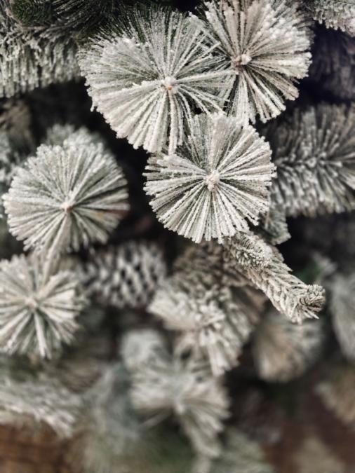 Изкуствено борче елха със заскрежени иглички