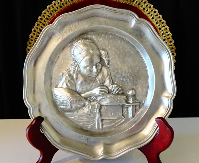 Калаена чиния с картина Плетачката на дентели.