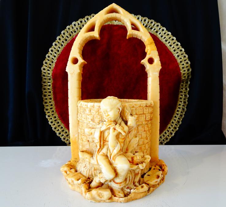 Пепелник, статуетка Кладенец на желанията, момче, флейта, подпис.