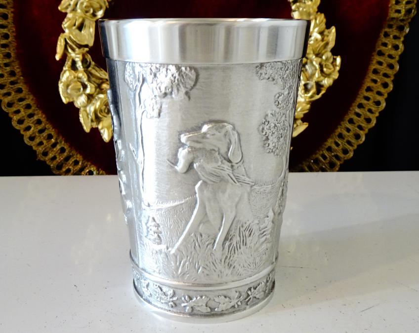 Калаена халба с ловни сцени Куче, Дивеч, Елен, Пушки.