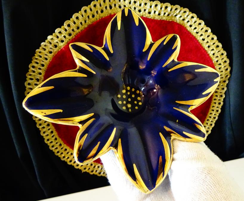 Порцеланов свещник, пепелник цвете, злато, кобалт.