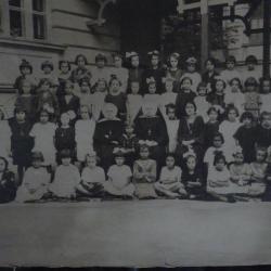 Снимка на католическо училище за малки момичета