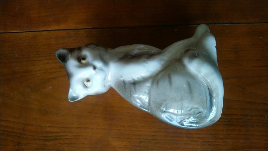 Порцеланова фигура  котка.