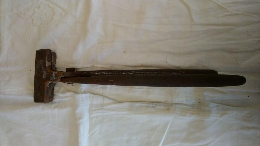 Стари ковашки клещи с широки челюсти.