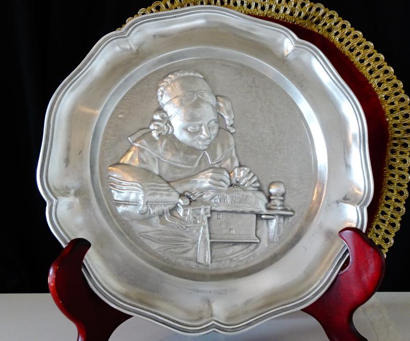 Калаена чиния, пано, картина Плетачката на дантели.