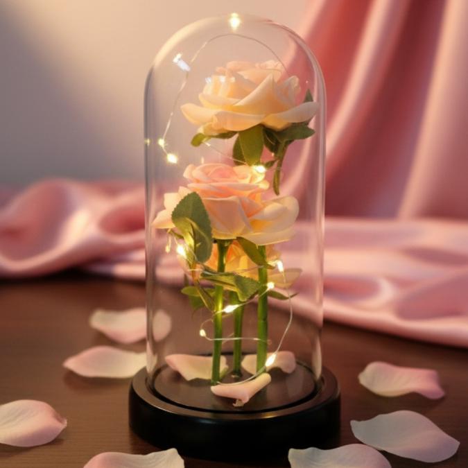 Декоративни рози в прозрачен купол и елегантна опаковка