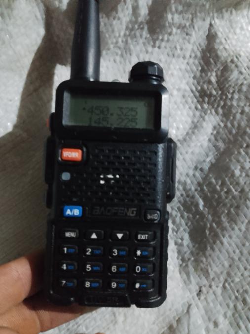 2бр радио станции 1 зарядно устройство