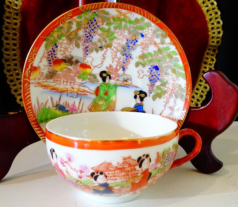 Чаша с чиния японски костен порцелан, злато, печат.