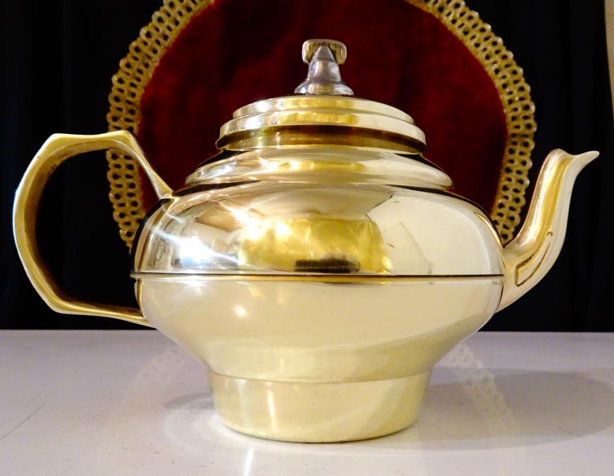 Бронзов чайник, кана за греяна ракия, греяно вино.