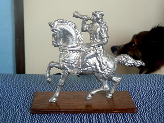 Стара метална колекционерска статуетка. Конник.