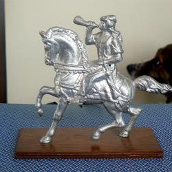 Стара метална колекционерска статуетка. Конник.