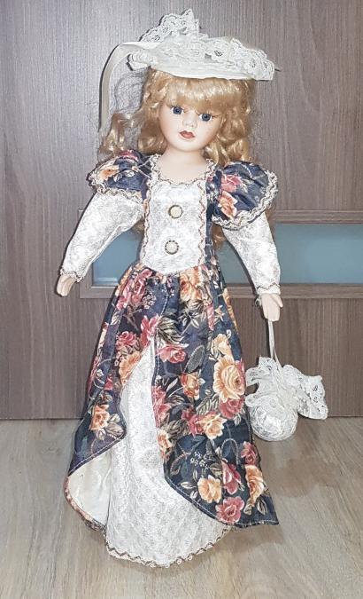 Порцеланова кукла със стойка