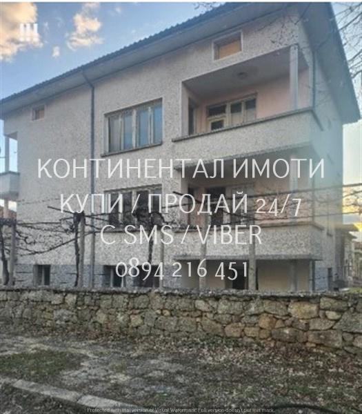 Кодг 16537. Масивна двуетажна къща 350м2 с двор 850м2, близост до Воен
