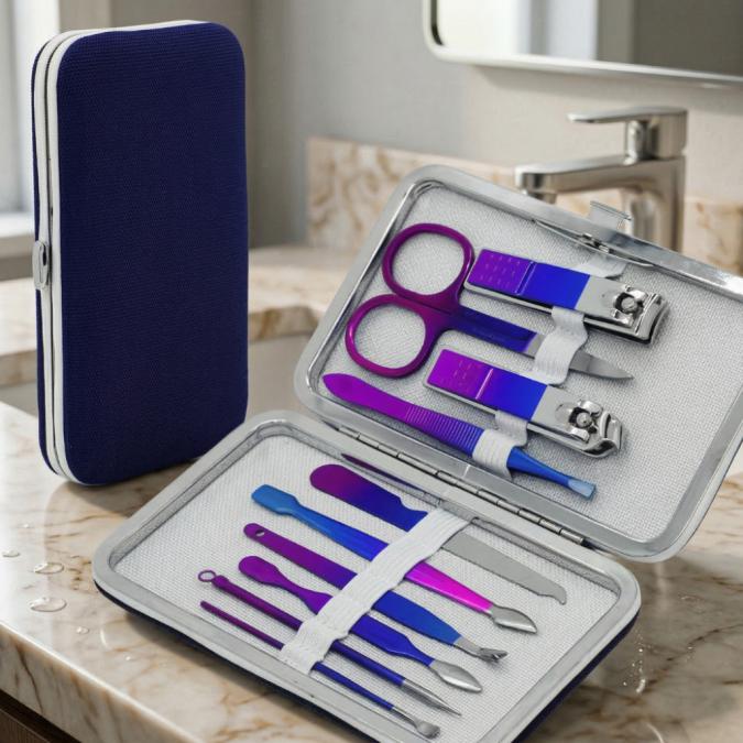 Комплект за маникюр от 10 части в елегантен син калъф с матово покрити