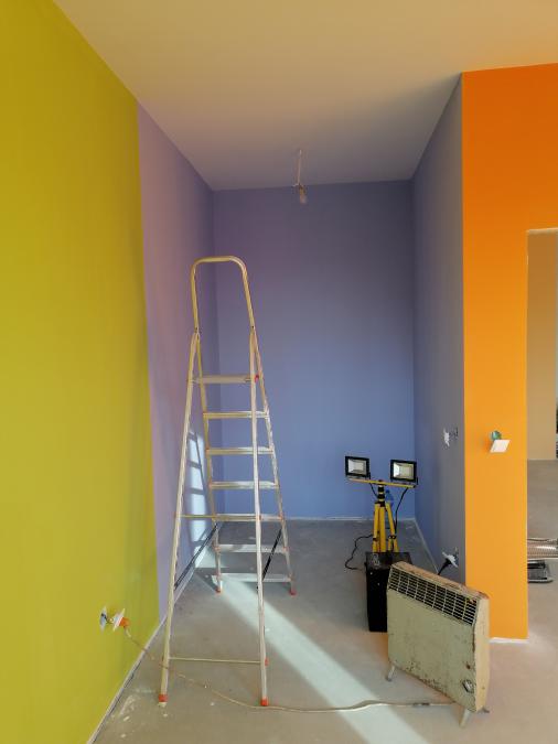 Боядисване на жилища 2 м, шпакловка 4-6 м, обръщане на прозорци 6-8 м