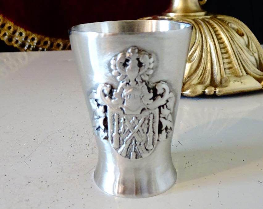 Калаена чаша за ракия, орел, рицар, пушки.