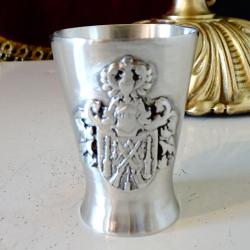 Калаена чаша за ракия, орел, рицар, пушки.