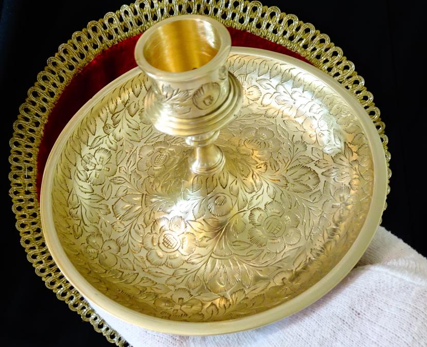 Бронзов свещник шедьовър.