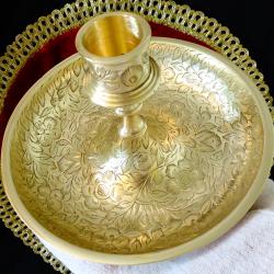 Бронзов свещник шедьовър.