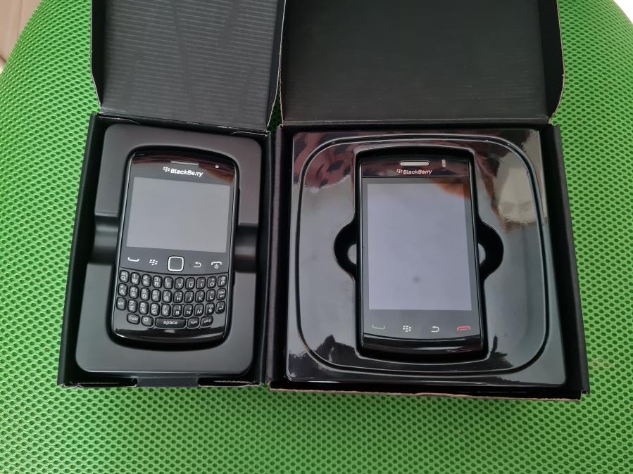 Продавам 2 бр. Blackberry  Storm 2 9520 и 9360.