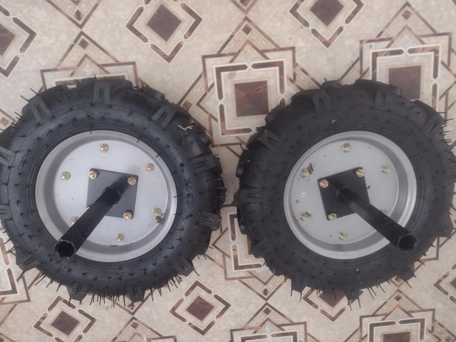 Гуми с джанти и оси за градинска техника  нови - 70 евро за двете