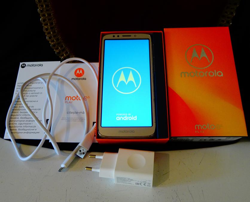 Motorola e5 play, зарядно, кабел.