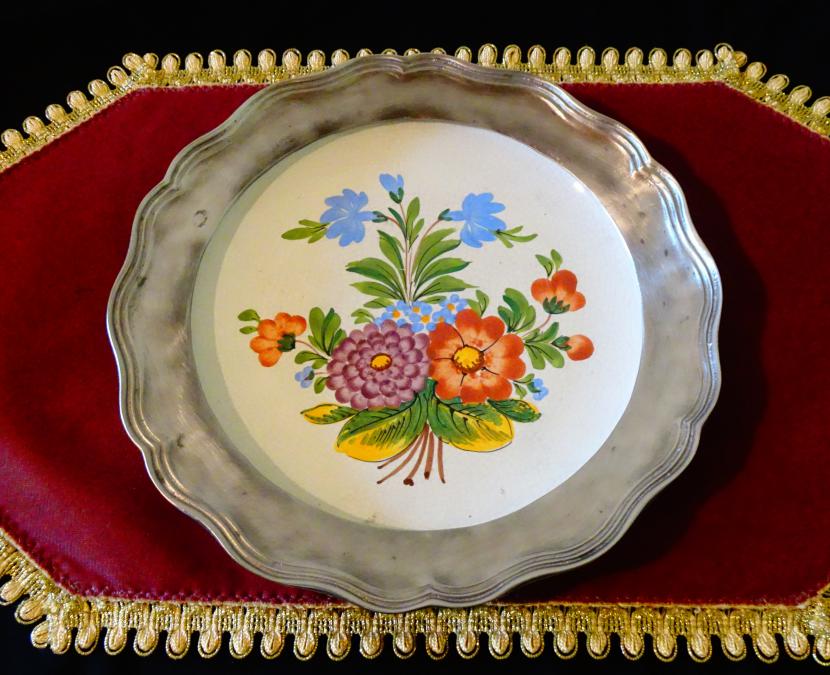 Bassano порцеланова чиния, пано с рамка от калай.