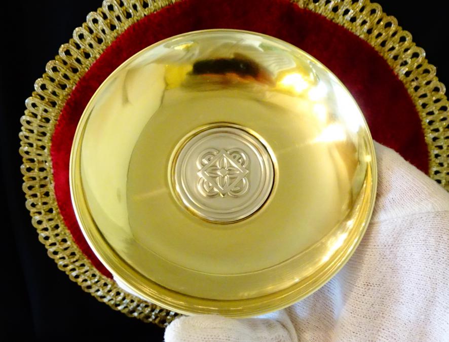 Гръцка ювелирна чиния със сребро 925, маркирана.