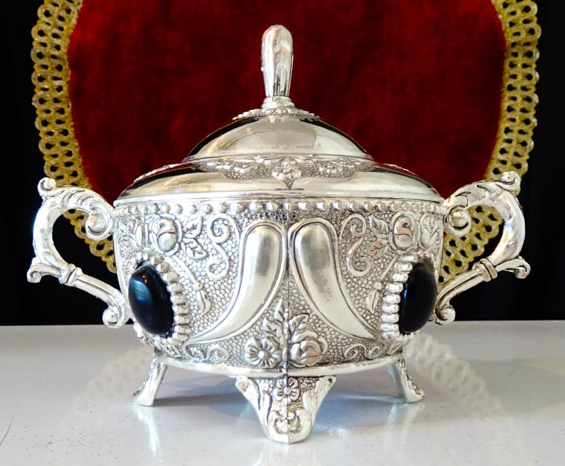 Посребрена медна захарница, рози, оникс.