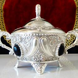 Посребрена медна захарница, рози, оникс.