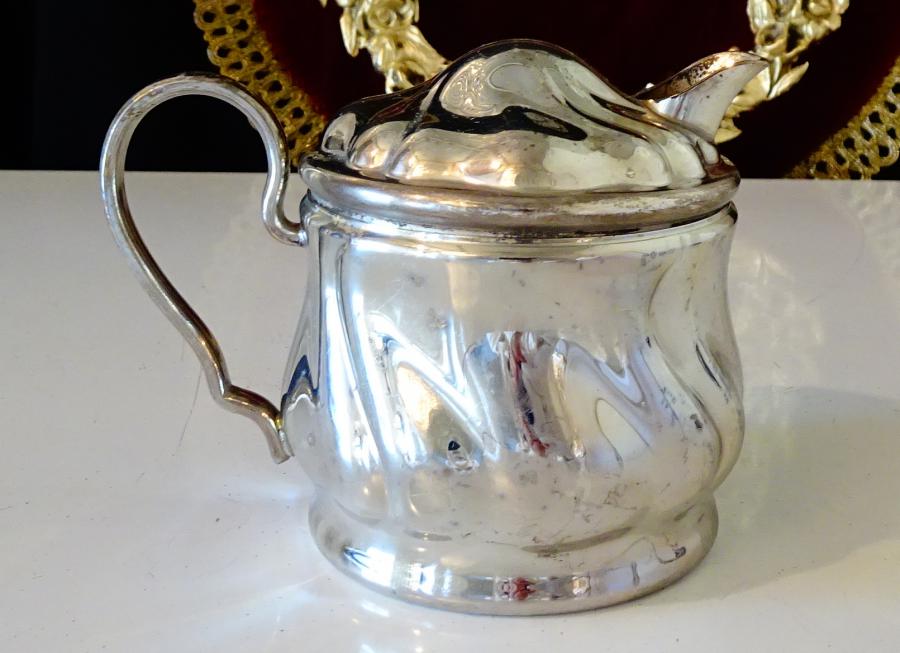 Посребрена кана за мляко, релеф Art Nоuweau.