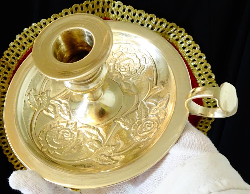Бронзов свещник с дръжка, релефни рози.