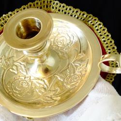 Бронзов свещник с дръжка, релефни рози.