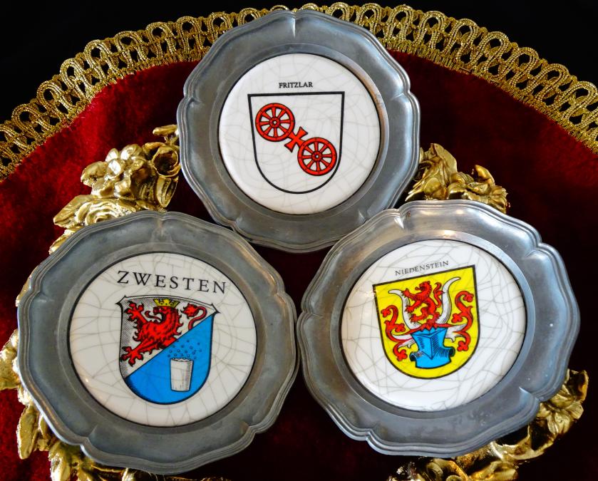 Калаена чиния с рисуван порцелан Лъв, Колело на каруца.